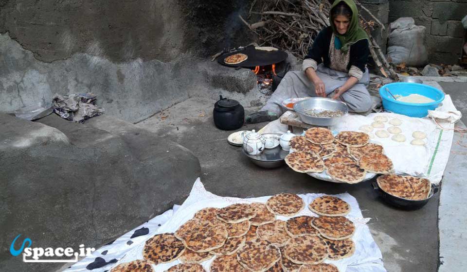 پخت نان محلی در اقامتگاه بوم گردی ژیار - سنندج - روستای گلین